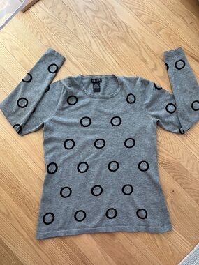 J’ENVIE Women's Gray Crewneck Sweater with Black Circle Pattern